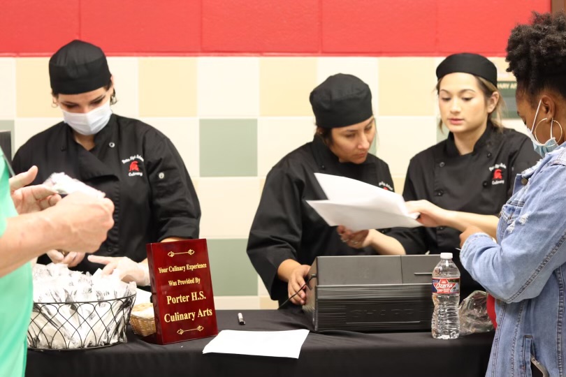 Culinary+students+hosts+their+first+Caf%C3%A9+of+the+year+for+teachers