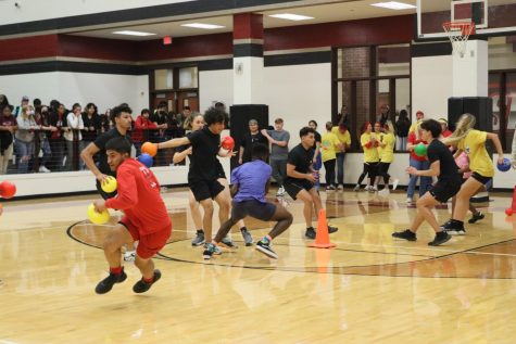 Seniors end the school year with dodgeball tournament fundraiser