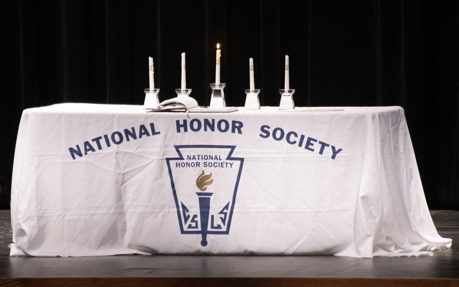 NHS+honors+22-23+inductees+at+ceremony%2C+breaks+record